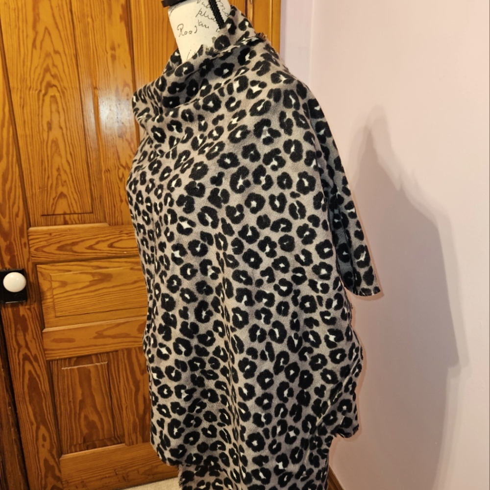 NWT SCARF/WRAP